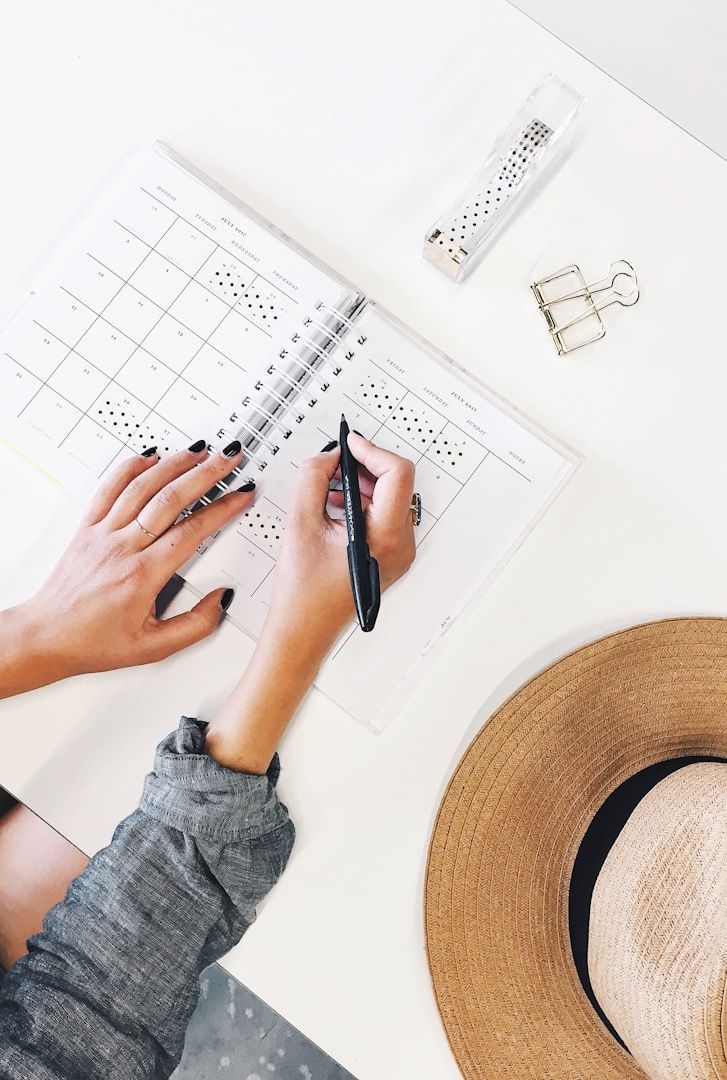 Imagen de una reunión de RRHH en una empresa sevillana donde se presenta un plan de fidelización basado en salario emocional.